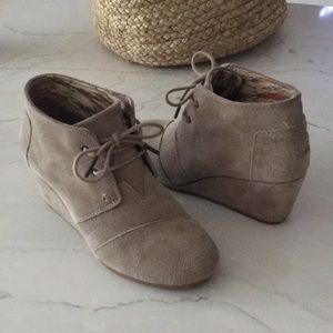 Tom’s Light Taupe Suede Wedged